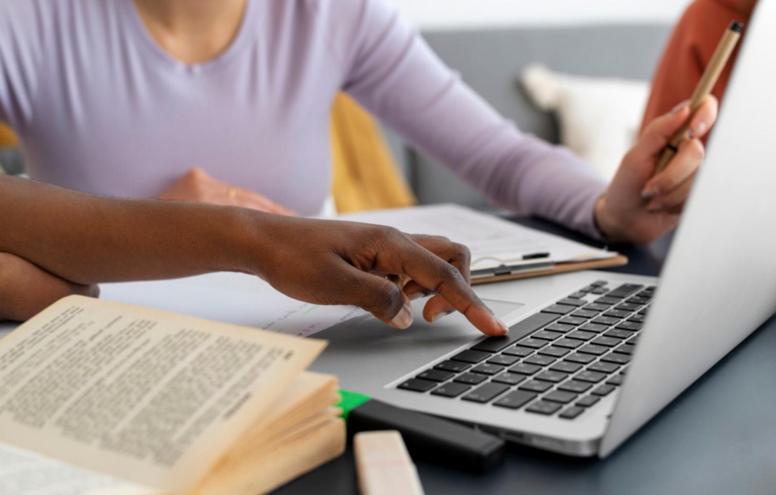 Sesión práctica de educación financiera con casos reales