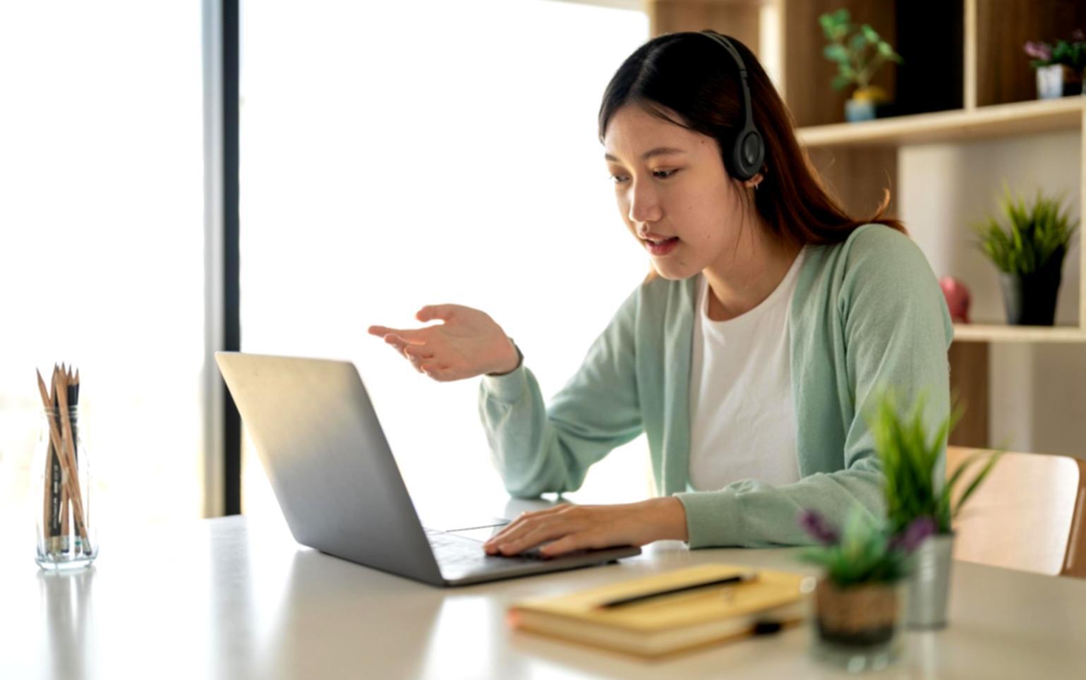 Estudiantes aprendiendo conceptos de presupuestos y finanzas personales