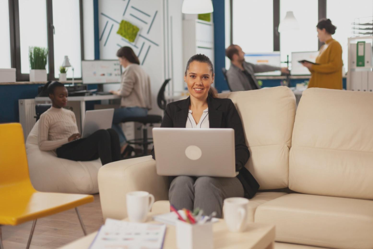 Persona organizando documentos financieros y calculando presupuesto mensual en escritorio